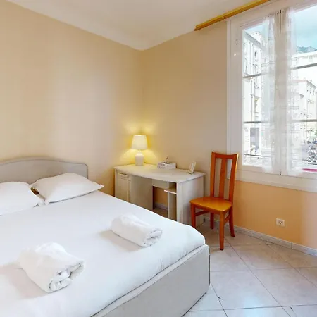 3 Bedroom Flat, 50 Metres From Monaco!