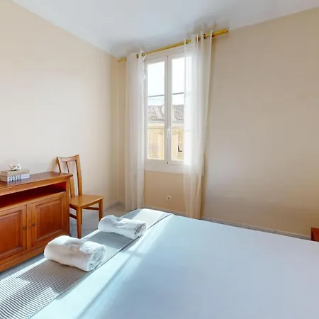 3 Bedroom Flat, 50 Metres From Monaco!